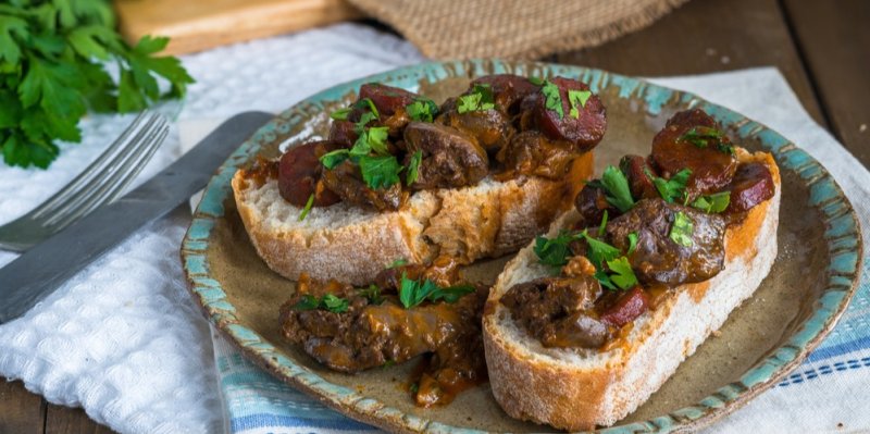 Šťavnatá krůtí játra s karamelizovanou cibulkou: Jednoduchý recept plný chutí