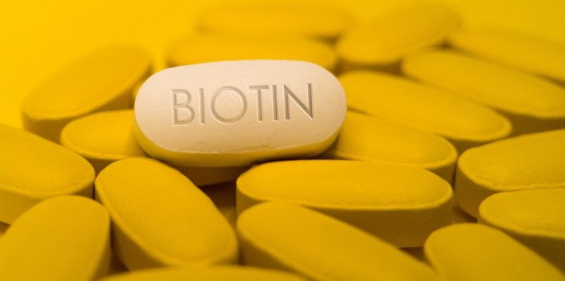 Biotin je důležitý vitamín pro vlasy i pleť. Má ale smysl utrácet za drahé doplňky stravy? Odborníci jsou skeptičtí