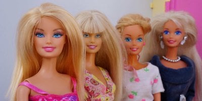 První Barbie je už babičkou: Panenka slaví 65 let, k narozeninám dostala vlastní knihu