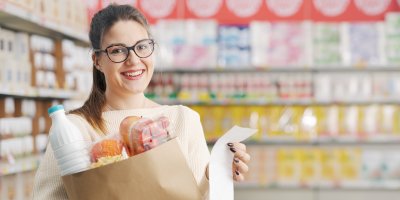 Regál v supermarketu s pracími prostředky