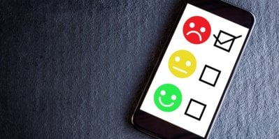 Žena si v elektru vybírá nový telefon