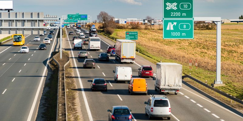 Poslední šance ušetřit na nákupu dálniční známky. S příchodem nového roku zdraží, podívejte se na ceník