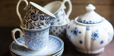 Vintage porcelánový set na stole