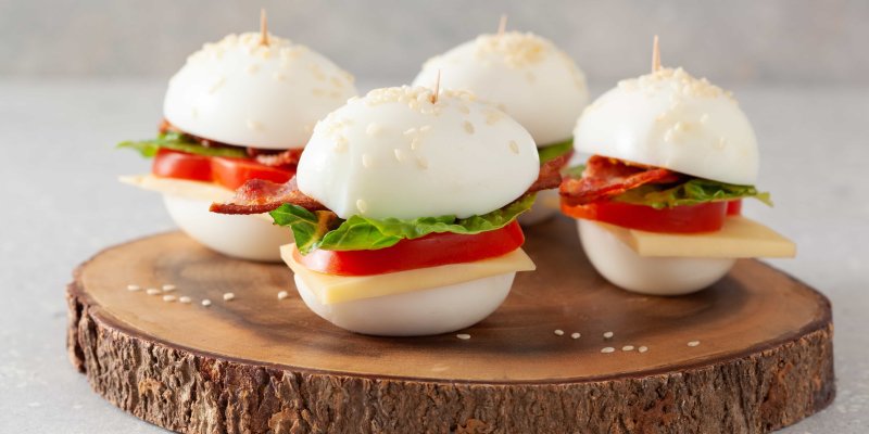 Keto jednohubky z vajec plněných sýrem, zeleninou a křupavou slaninou, které zapadnou do každého low carb jídelníčku