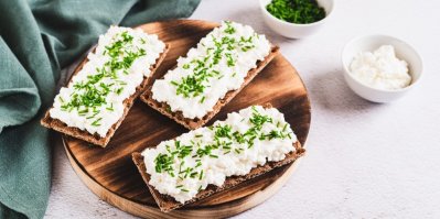 Cottage sýr namazaný na knäckebrotech posypaný pažitkou