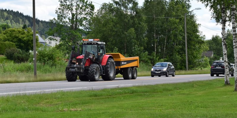 Pomalý traktor nebo cyklista vs. plná čára. Můžete je předjet? Hrozí pokuta až 25 000 Kč