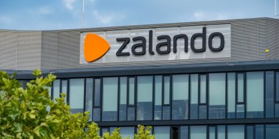 Budova s oranžovým znakem a nápisem zalando