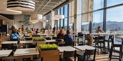 Restaurace s lidmi u stolů