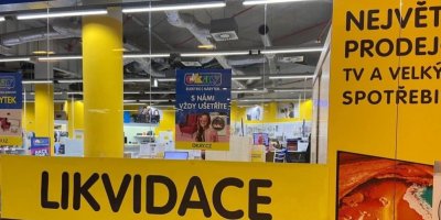 Pohled na výlohu prodejny Okay