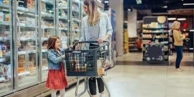 Žena s malou dcerou nakupuje v supermarketu