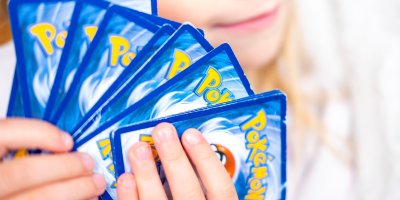 Děti drží v rukou kartičky Pokémonů