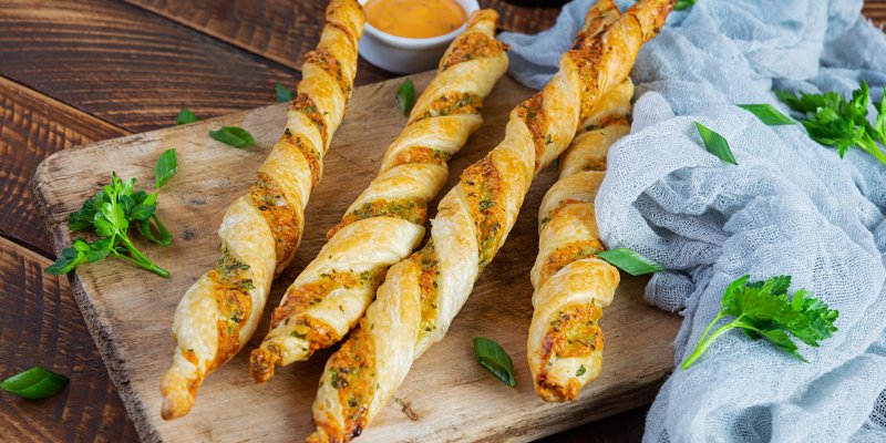 Rychlé pizza tyčinky z listového těsta: Ideální recept pro silvestrovskou párty i nečekané návštěvy