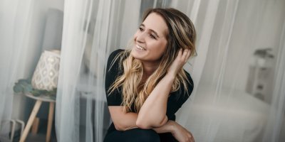 Blogerka Romana Böhmová, v pozadí záclona