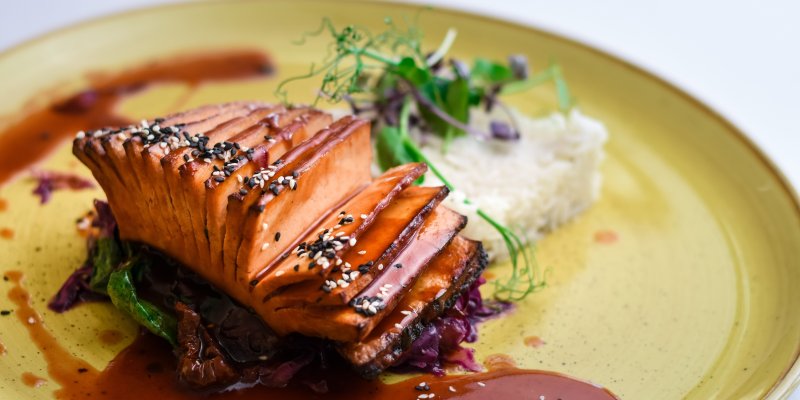 Bezmasý recept na Hasselback uzené tofu se švestkovou omáčkou a rýží