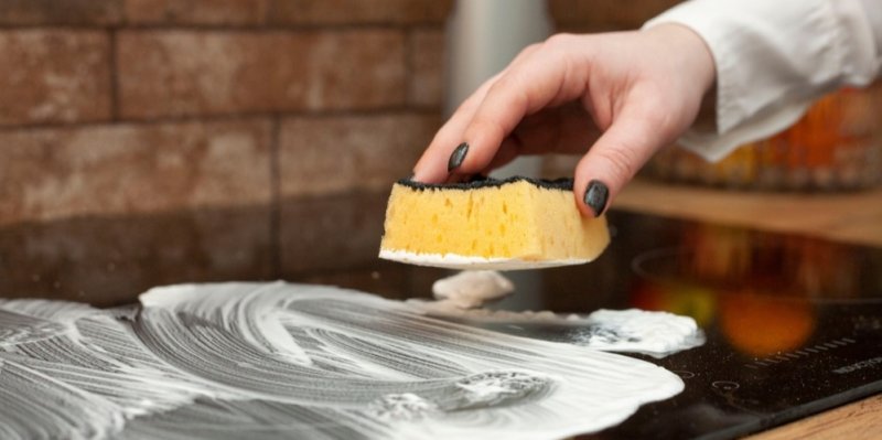 Perfektně čistá varná deska? Na připáleniny nepotřebujete drahé čističe, rozpustí je domácí směs