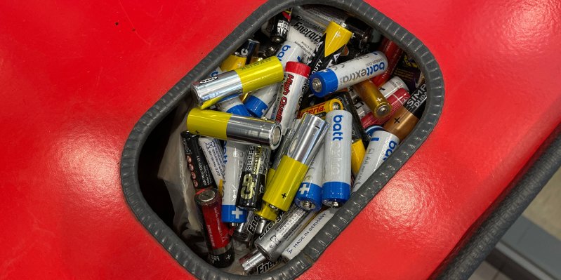 Čechům třídění baterek moc nejde. Víte, kam vyhazovat vybité tužkovky či akumulátory a jak se recyklují?