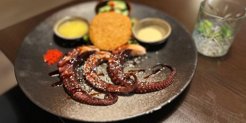Grilovaná chobotnička s mangovou omáčkou: Exotická lahůdka z luxusních restaurací, kterou si připravíte i doma
