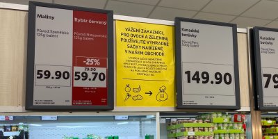 Cedule nad regálem s ovocem a zeleninou v Lidlu