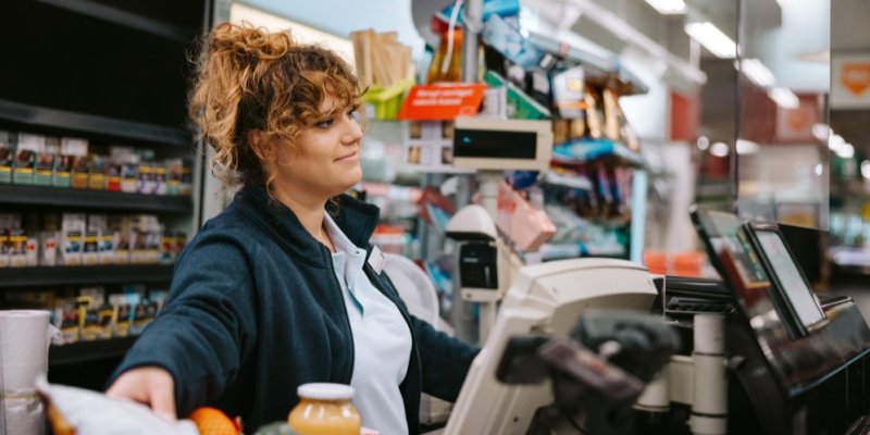 Kolik si vydělá prodavačka v Lidlu, Kauflandu nebo IKEA? Řetězce zvýšily od nového roku mzdy i benefity zaměstnancům