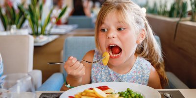 „Dětská menu jsou pořád jen smažené.“ Rodiče chtějí v restauracích pro děti zdravější jídlo, nakonec ale volí smažák