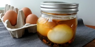 Žena v supermarketu vybírá vejce