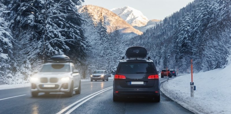 Vyrážíte do Alp? Mít lyže a snowboard v autě vás může přijít na pořádný balík, pokuty se šplhají do tisíců