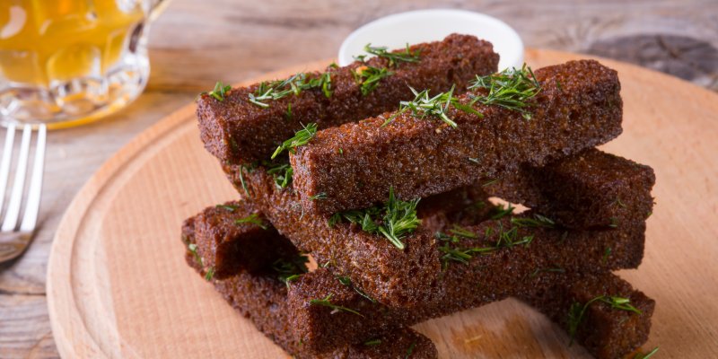 Vaříme ze zbytků: Chlebové hranolky k pivu, které předčí i domácí chipsy