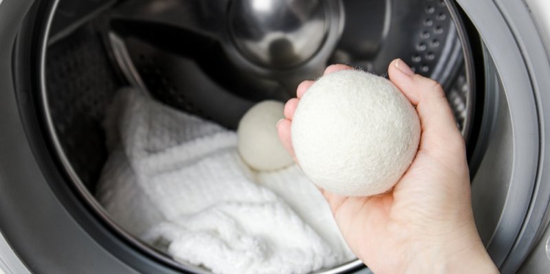 Slyšeli jste už o vlněných koulích? Přidejte je do sušičky, prádlo bude dřív suché a ještě ušetříte