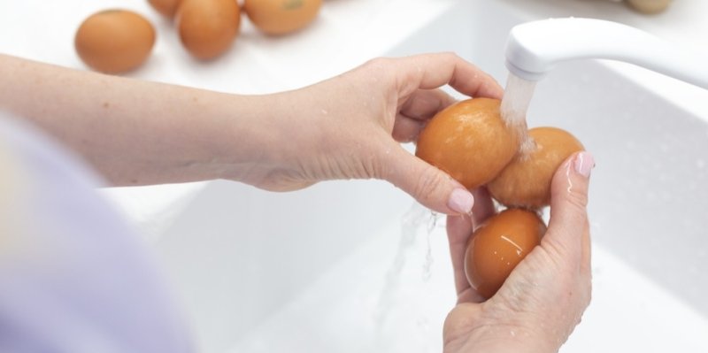 Umýváte vajíčka? Odborníci varují před nebezpečným zvykem, který vás může stát zdraví