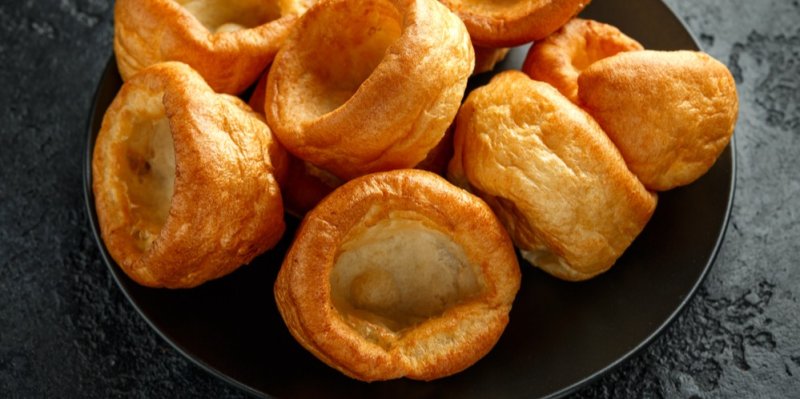 Recept, který britské babičky tajily po staletí: Perfektní yorkshirský pudink krok za krokem