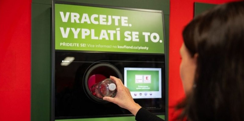 Supermarkety už 2 roky testují zálohování PET flašek a plechovek. Zákazníci si ho prý chválí