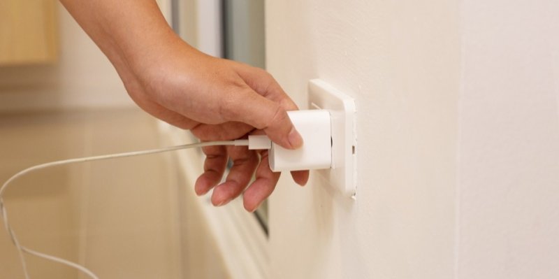Tušíte, kolik peněz vyhazujete oknem, když necháváte nabíječky v zásuvce? Elektrikář má jasno – tohle už nedělejte