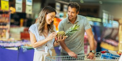 Muž a žena nakupují v obchodě ananas