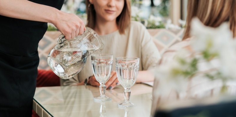 Voda z kohoutku zdarma jako standard! Restaurace v EU budou muset přepsat nápojáky