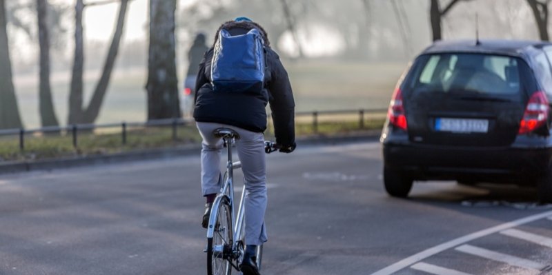 Jako kočky a psi: Cyklisté a řidiči si nemůžou přijít na jméno. Co je vytáčí a kdy hrozí vysoké pokuty?