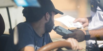 Policista dává řidiči dechový test, aby mu otestoval hladinu alkoholu