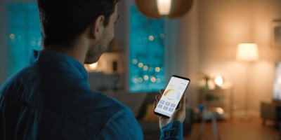 Muž ovládá domácnost mobilem