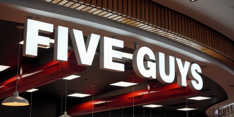 Nové značky na českém trhu v roce 2025: Potěšíme milovníky fastfoodů i levného zboží