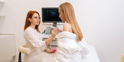 Lékařka vyšetřuje pacientku sonografem