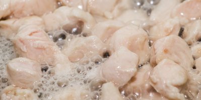 Proč se vám objevuje při smažení drůbežího masa bílá pěna? Odpověď na tuto otázku najdete v regálech supermarketů