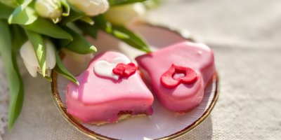 Punčová srdíčka na talířku s tulipány