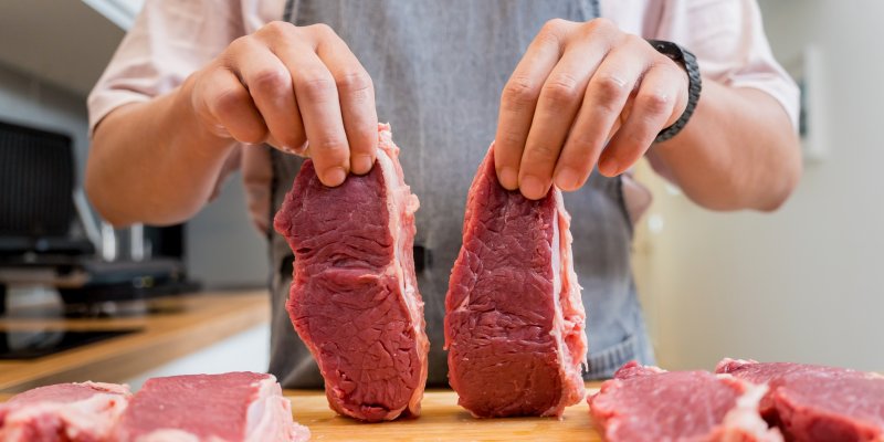 Kuřecí prsa za polovinu? V akčních nabídkách je to realita! Jsou v nich tak často, že se bez slevy ani nevyplatí kupovat