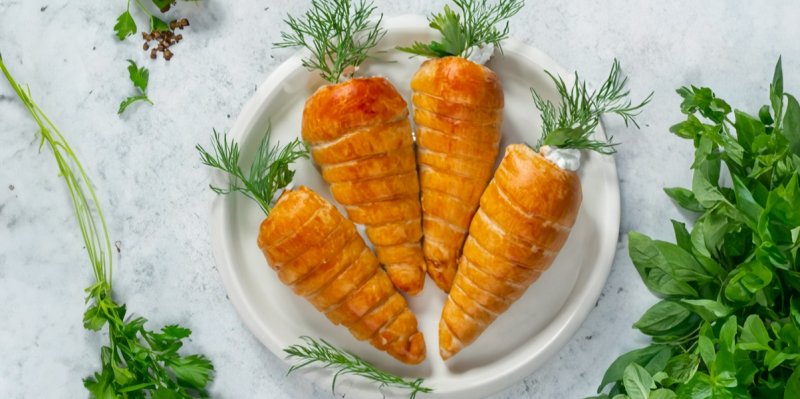 Mrkvičky, které nerostou v zemi, ale v troubě: Recept na křupavý velikonoční hit z listového těsta se sýrovou náplní
