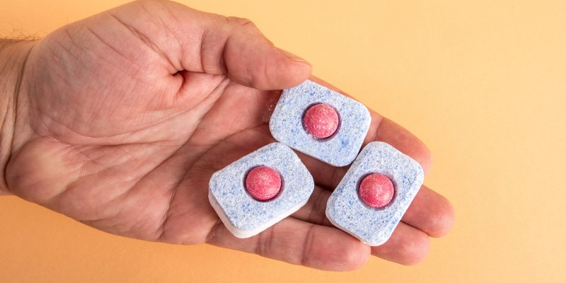 Nejsou jen do myčky! Tablety na mytí nádobí výborně vyčistí i kávovar, troubu i pračku