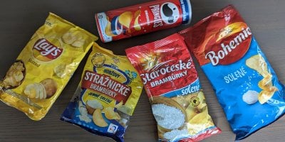 Různé druhy chipsů na stole