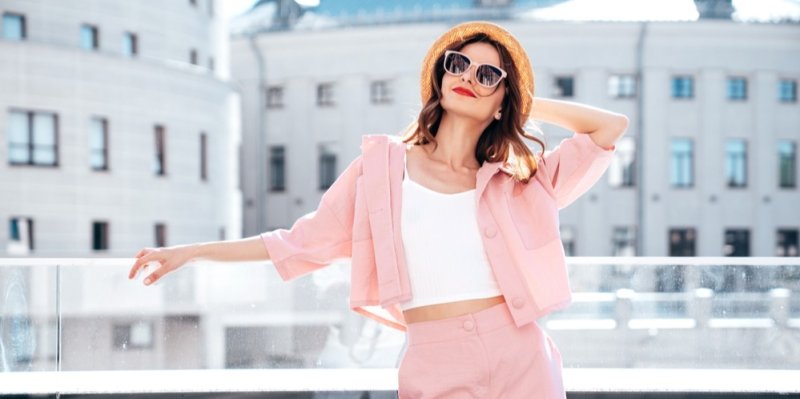 Letní trendy 2025: Barvu roku Mocha Mousse doplní „pastelky“, poletí i pohodlná sportovní elegance