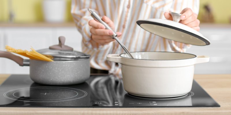 Je lepší sklokeramická nebo indukční deska? Indukce válcuje trh, zlevnila a nádobí seženete snadno