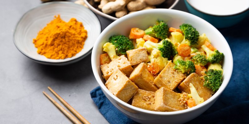 Skvělý bezmasý oběd! Smažené tofu se zeleninou a arašídovou omáčkou