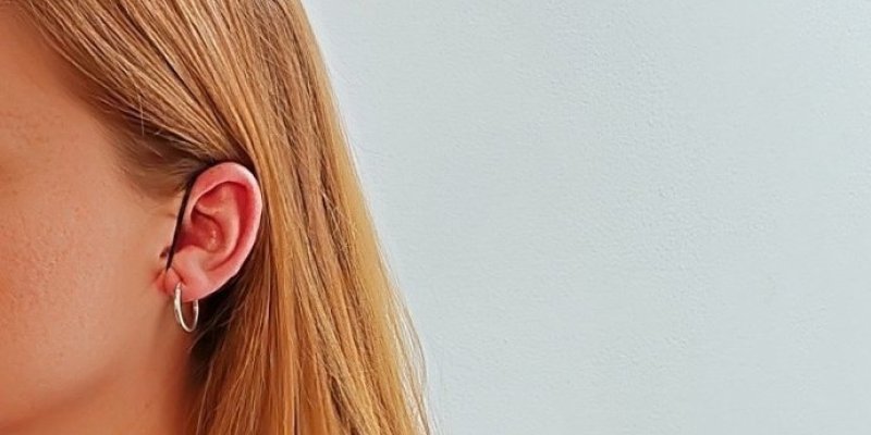 Gumičky na uších vypnou pleť místo botoxu? Otestovali jsme virální trend ze sociálních sítí