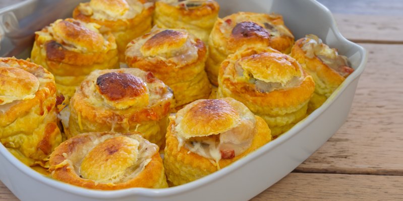 Chcete předvést své kuchařské umění a nebýt v kuchyni půl dne? Vyzkoušejte tento elegantní kuřecí vol-au-vent